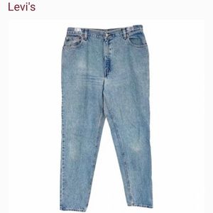 - Vintage Levis mom jeans high waist.